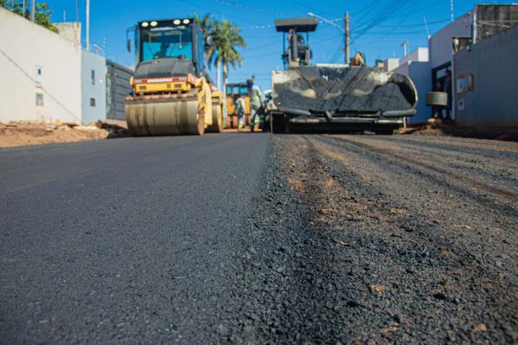 Prefeitura leva asfalto e drenagem às Vilas Nogueira e Aimoré