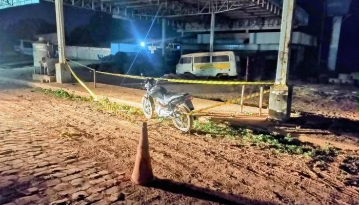 Possível moto usada para o crime, abandonada em um posto de combustível desativado